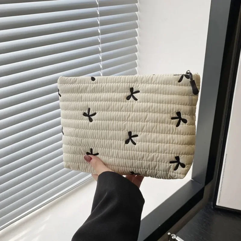 Embroidery Bag - กระเป๋าเครื่องสำอางน่ารัก มีซิป ความจุเยอะ กระเป๋าเก็บของใช้ส่วนตัว ลายปักโบว์