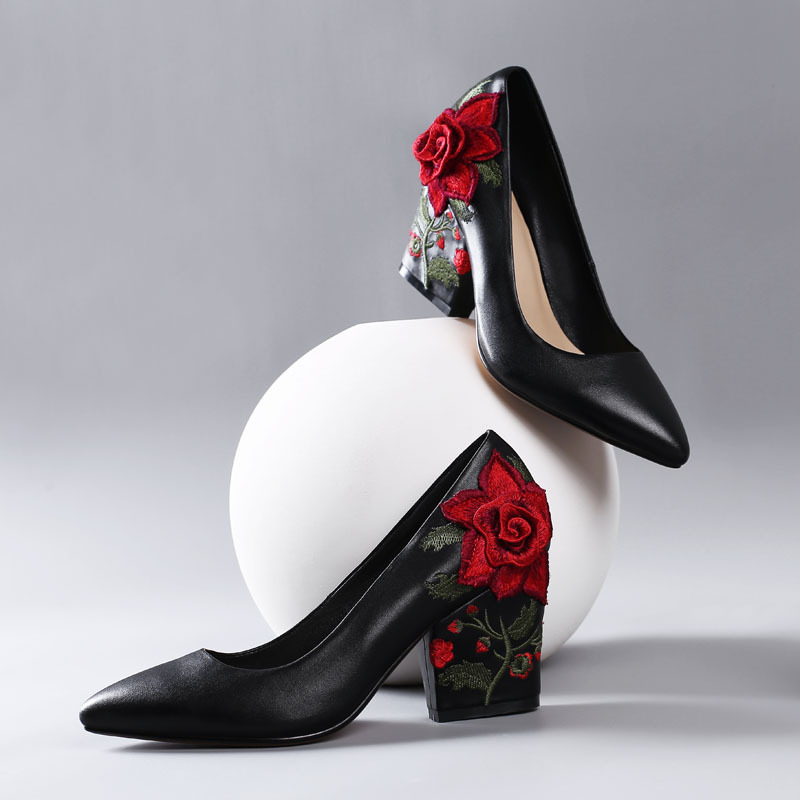 Embroidery Rose - รองเท้าส้นสูงปักลายดอกกุหลาบสีแดง แฟชั่นเส้นด้ายปักลาย หนังวัวสีดำ ส้นสูง 7.5 ซม.