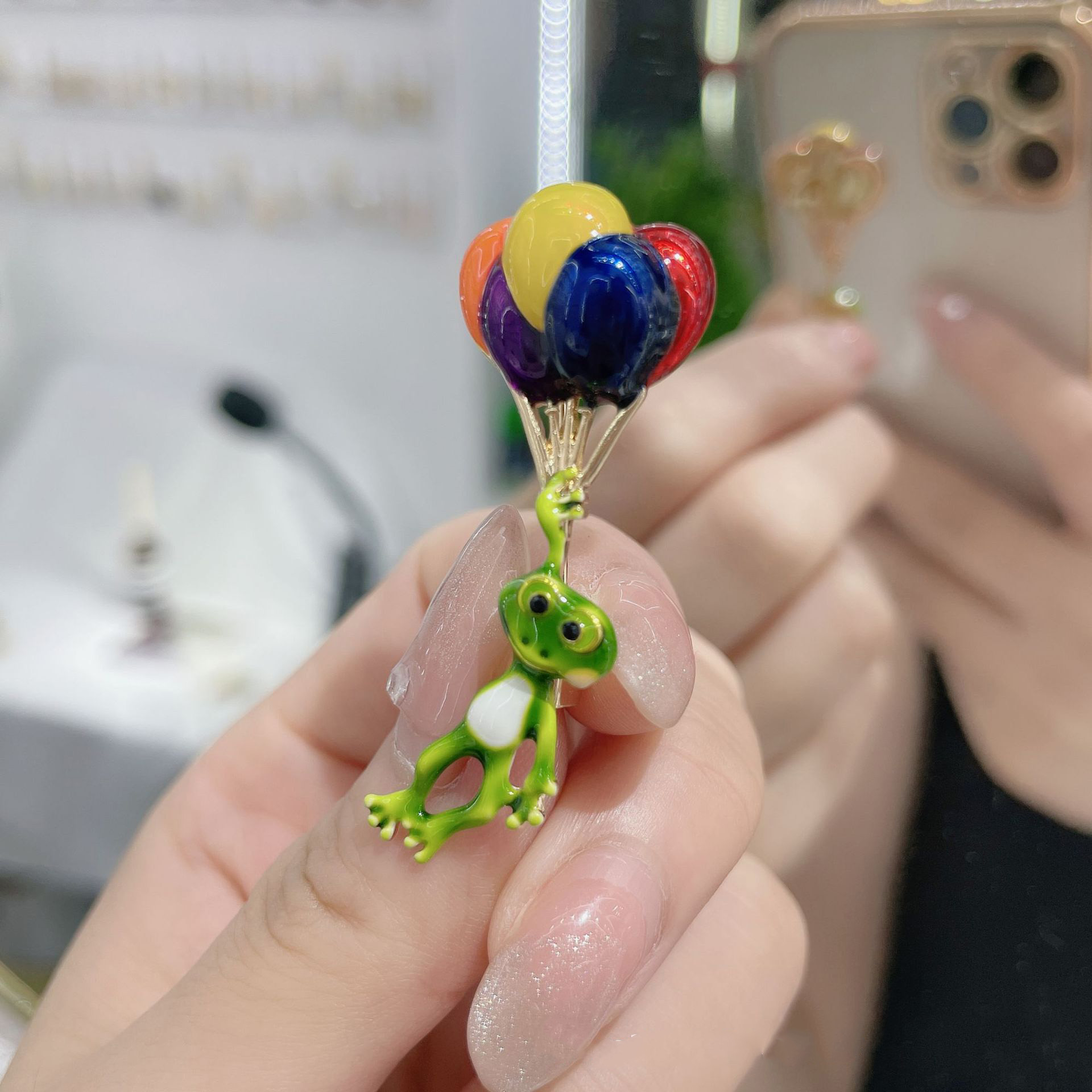 เข็มกลัดติดลูกโป่งรูปกบสีเขียว - Embroidery Bali บทวิจารณ์และราคา